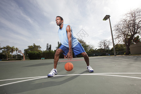 一位专业篮球运动员在篮球图片
