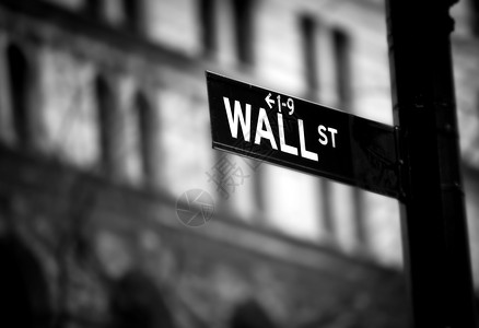 纽约曼哈顿下城的华尔街标志背景图片