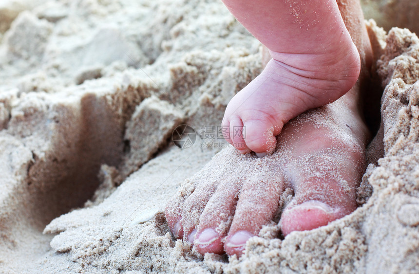 妈和宝的脚在沙滩上图片