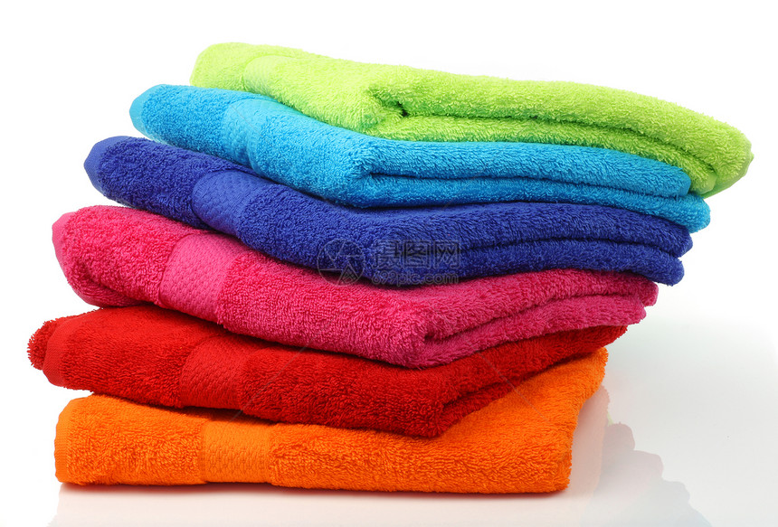 白色背景上的彩色堆叠浴室毛巾图片