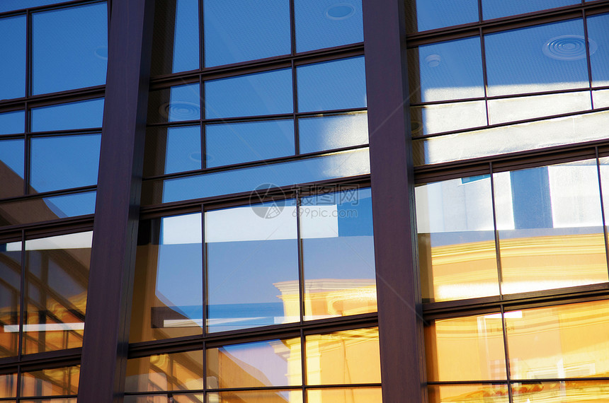 现代城市办公中心玻璃建筑背图片