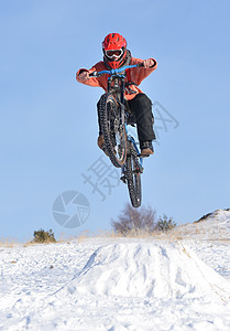 下坡山地自行车在雪地里图片