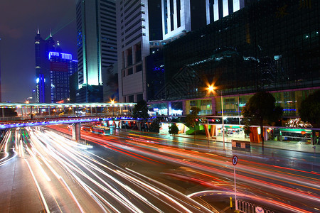 夜间穿越深圳市区的交通图片