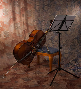 旧大提琴在室内的照片图片