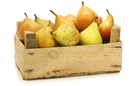 在一个白色背景的木箱中烹饪梨子GieserWar图片