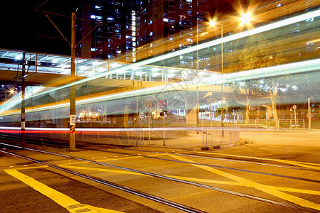 香港晚上的轻轨是这座城市的交通工具图片