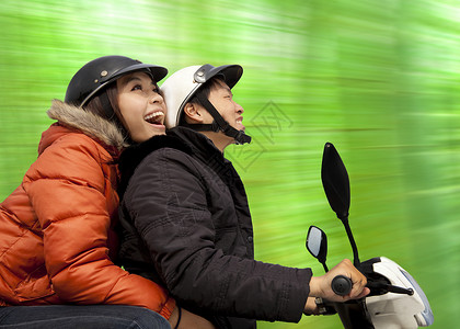 在春天骑自行车的幸福情侣图片