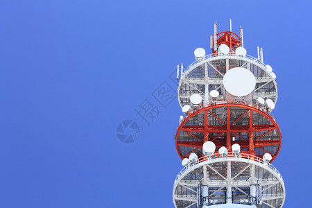 日本有着美丽的蓝天的通讯塔高清图片
