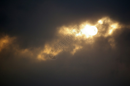 云中的太阳图片