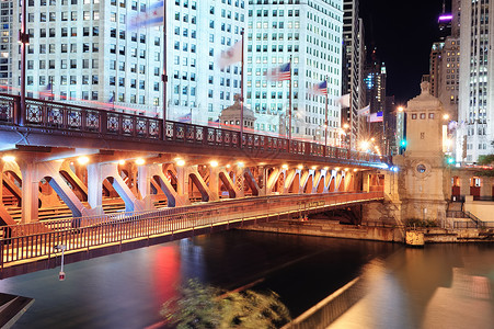 芝加哥河漫步与城市摩天大楼图片