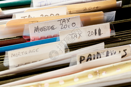 文档抽屉中的文件夹分类为税务年和图片