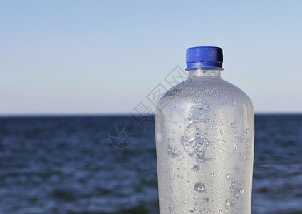 海前的空塑料水瓶图片