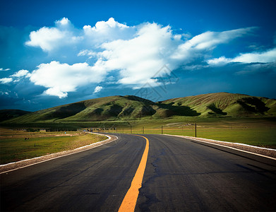 通往未来的道路山地和蓝天空图片