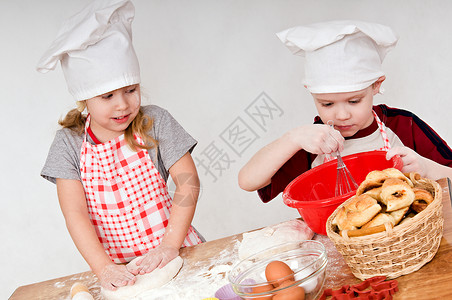 两个孩子戴着厨师帽子灰图片