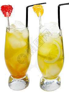 两杯加冰和柠檬的果汁饮料图片