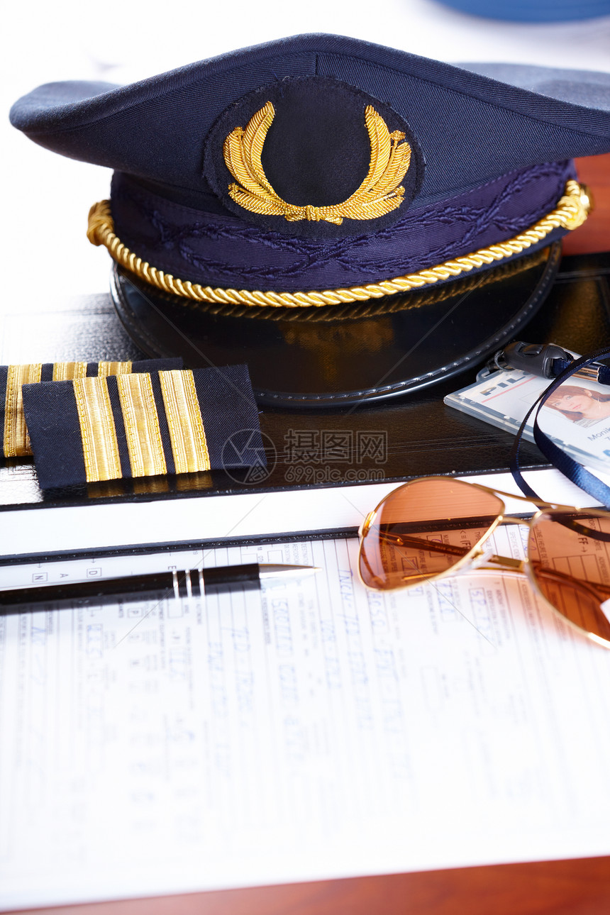 专业航空飞行员帽和挂有邮箱和墨镜的持证人图片