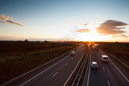 高速公路交通黄昏时高速公路高速公路高速公路上的运动模糊卡车图片