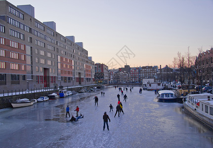 在阿姆斯特丹的运河上滑冰图片