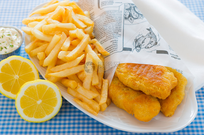 英国鱼和薯片餐边上配有蛋黄酱和薯条图片