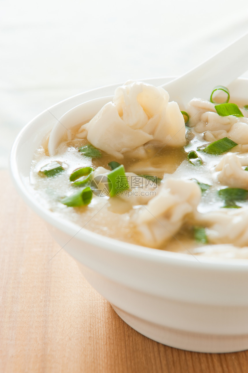 碗里有勺子的Wonton汤传统的亚洲菜图片
