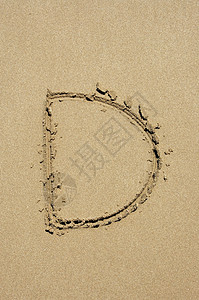 写在沙滩上的D字母背景图片