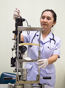 护士清洁医院设备验光仪图片
