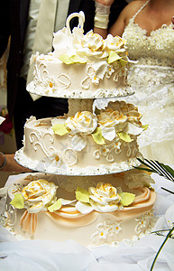 婚礼招待会上的美丽婚礼蛋糕图片