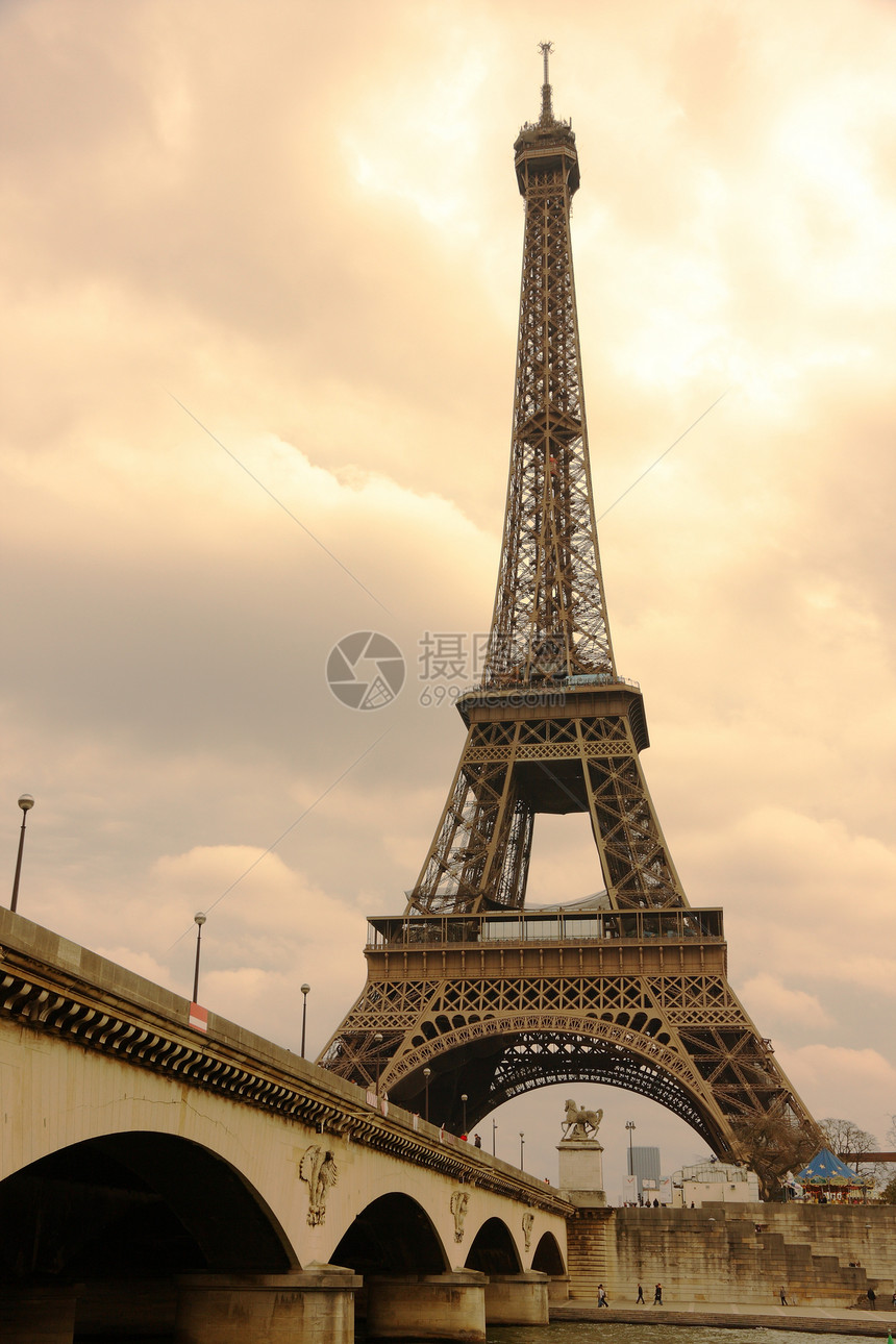 巴黎埃菲尔铁塔在阴云图片