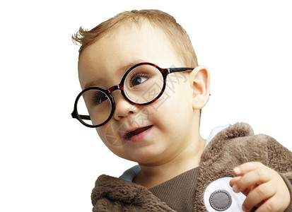 戴圆眼镜的孩子的肖像图片
