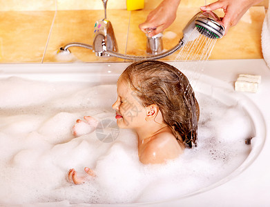 小女孩在泡浴中洗头图片