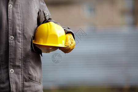 建筑工手的黄色硬帽自然光图片