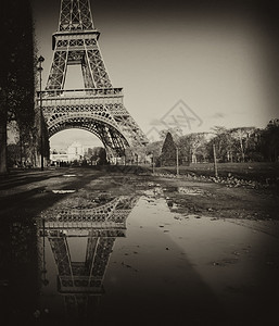 法国巴黎著名的Eiffel铁塔的黑色和白图片