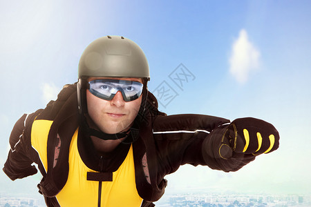 一张年轻的伞兵在城市上空飞过超图片