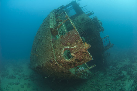 在水下沉没的大船残背景图片