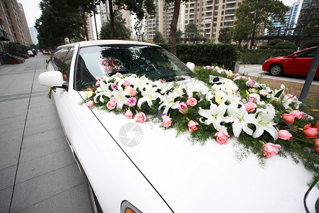 白色婚车背景图片