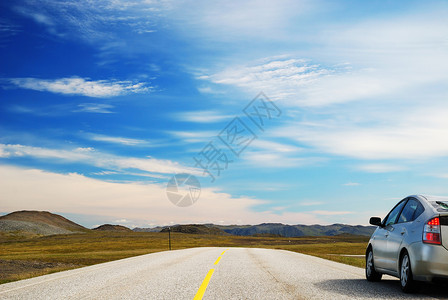 黄线的阿法特公路沿麻风山流经背景图片