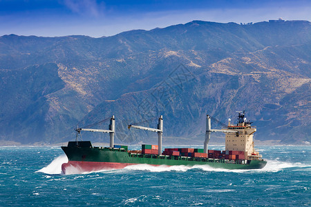 载货集装箱货轮船在风暴大海航行图片