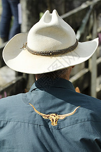 牛仔穿着帽子和特别的衬衫图片