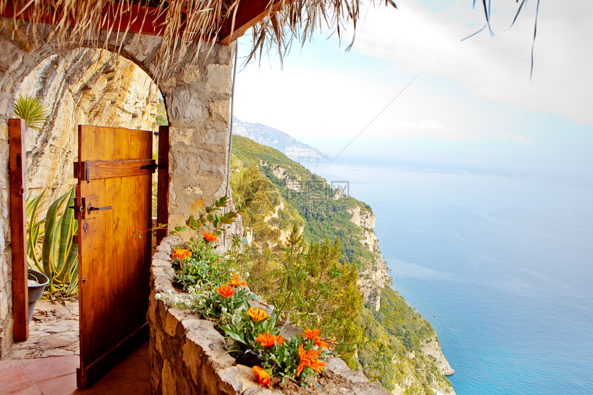 一扇木门通往地中海陡峭悬图片