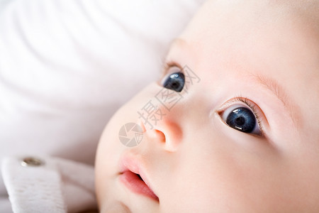 蓝眼睛的新生儿近距离接近向高清图片
