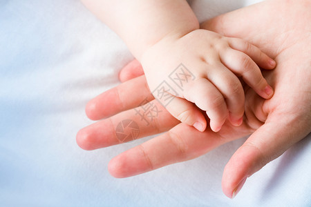 棕榈妈与新生婴儿手图片