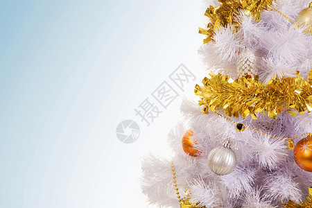 新年节庆树的一半装饰着银色背景图片
