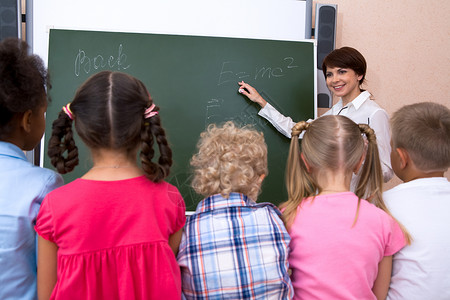 学生们在上课时聆听老图片