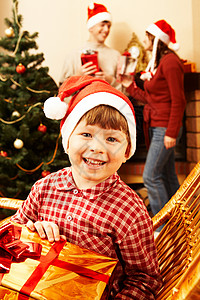 圣诞日带着笑容看着摄影机的笑脸快乐的小伙子图片