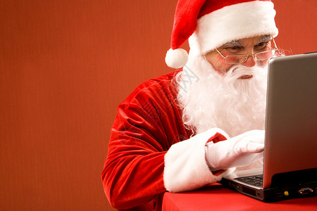 圣诞老人在电子邮件中打字的照片图片