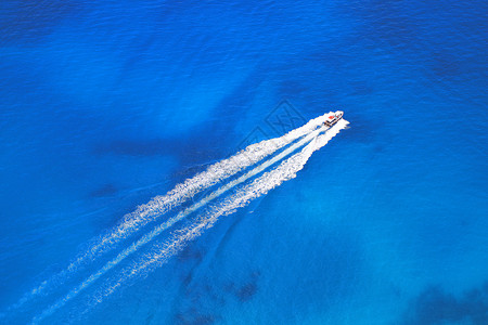 蔚蓝大海上的快艇背景图片