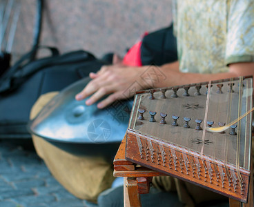 街头音乐家演奏亚洲传统乐器图片