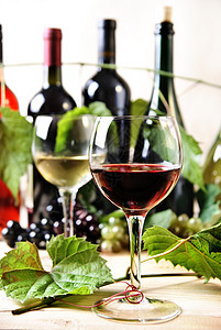 桌上的红白葡萄酒杯图片