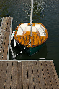 小木船帆靠岸在背景图片