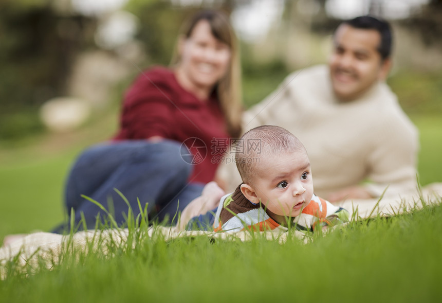 快乐的混合比赛宝男孩和父母在图片